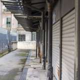 Alla nostra destra e alla nostra sinistra l�area � chiusa dagli edifici che compongono il perimetro pi� esterno della struttura